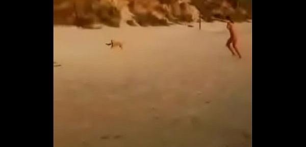  Argentina desnuda en la playa y perro le roba la tanga 2